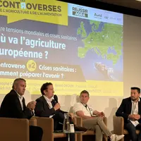 Quatre personnes sur une tribune lors des controverses de l'agriculture