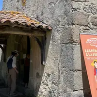 Panneau des "débats à la ferme" de l'association Les Voix Agricoles lors de la journée chez Nicolas Clair dans la Loire, avec derrière l'entrée de la