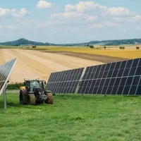 Ombrières agrivoltaïques et tracteur dans un champ