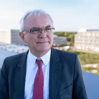 portrait d"un homme posant sur le toit d'un immeuble