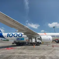 avion à l'arrêt sur une piste de décollage