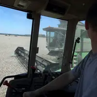 Salarié agricole dans une cabine de tracteur