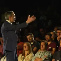 Bruno Retailleau s'adressant aux jeunes agriculteurs lors d'un congrès.