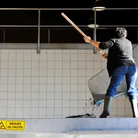 Situation de risque de chute de hauteur pour le salarié agricole, un panneau prévenant ce risque est visible.