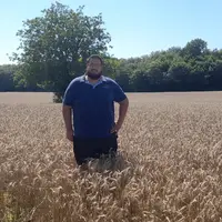 Jocelyn Dubost en photo dans un champ de céréales
