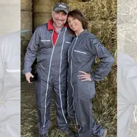 Christophe et Angélique Durand (Conor l'agricultor et Sarah) sur l'exploitation de Christophe Durand à Montceaux dans l'Ain