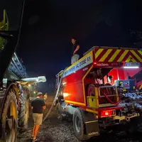 Tracteur venant en soutien à un camion de pompiers le 12 juillet au soir.