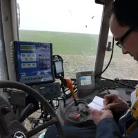 Cabine de tracteur lors d'un apport de fertilisant azoté