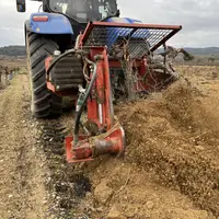 tracteur arrachant des pieds de vigne