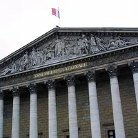 Façade de l'Assemblée nationale à Paris avec ses colonnades.