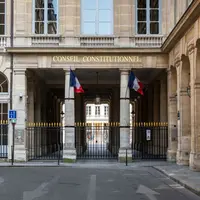 façade d'un bâtiment portant la mention "conseil constitutionnel"