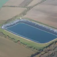réserve d'eau au milieu des champs