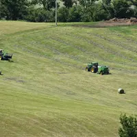 deux tracteurs dans un champ en pente