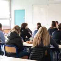 élèves assis de dos dans une salle de classe