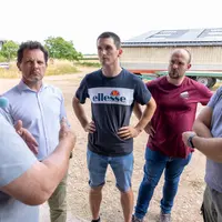 un groupe de cinq hommes discute