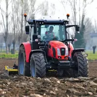 Tracteur Same rouge dans un champ.