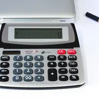 Calculatrice avec un stylo et un ordinateur