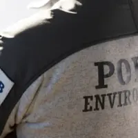 Agent de l'OFB en uniforme vu de dos avec l'inscription police de l'environnement.