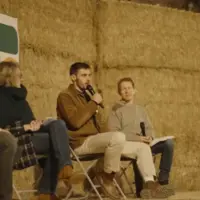 Tribune devant des bottes de paille avec des agriculteurs et Jean-Marc Jancovici