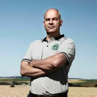 Arnaud Rousseau dans sa ferme