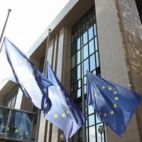 Drapeaux européens devant le bâtiment du Conseil de l'UE à Bruxelles.