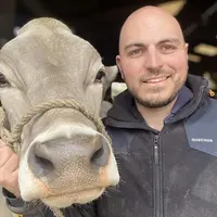 Jean-David Chevallier avec une de ces vaches laitières de race Blonde sur son Gaec en Côte d'Or