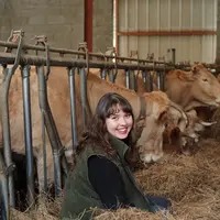 Amanda Meunier, éleveuse et cinéaste avec ses vaches blondes d'Aquitaine sur son exploitation agricole à Esconnets dans les Hautes-Pyrénées