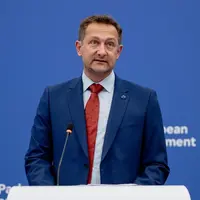 Christophe Hansen, commissaire à l’Agriculture, en octobre 2025 devant la presse