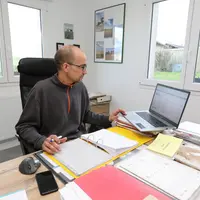 agriculteur devant un ordinateur faisant des tâches administratives.