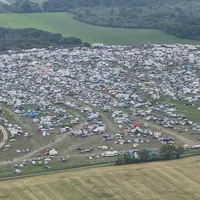Terrain agricole occupé par des voitures vu du ciel