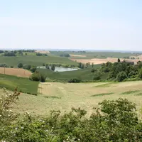 Retenue d’eau collinaire pour l’irrigation dans un paysage agricole