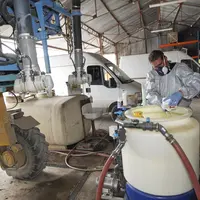 Préparation de la bouillie pour un traitement insecticide de la vigne dans la Marne.