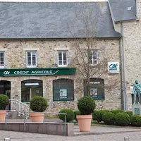 Etablissement du Crédit agricole dans un village.