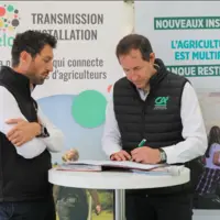 Deux hommes signant un accord sur la transmission et l'installation en agriculture.
