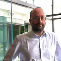Mathieu Galibert expert-comptable agricole chez EXCO Fiduciaire du sud ouest, du groupement AgirAgri dans son bureau