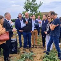 Groupe d'élus chez un agriculteur touché par la sécheresse.