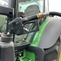 Tracteur faisant le plein de GNR à la pompe.