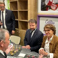 Annie Genevard accompagnée du président de la région Bretagne Loïg Chesnais-Girard sur le stand Interbev lors du Space 2026