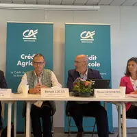 De gauche à droite : Jean-Pierre Touzet, directeur du pôle agri/agro au Crédit agricole, Olivier Desportes, Président du Crédit agricole Bretagne, Ben