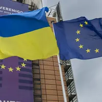 Drapeaux de l’Ukraine et de l’UE devant le bâtiment de la Commission européenne à Bruxelles.