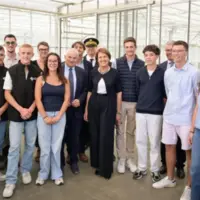 un groupe de peronnes pose pour la photo