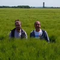 Didier Bordeau et son fils Alban sur leur exploitation céréalière