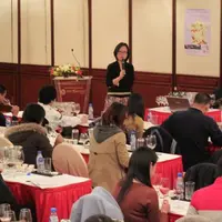 L’ÉCOLE WINE WORL EDUCATION
à Shanghaï, dirigée par Jia Peng,
propose des formations sur le vin
aussi bien pour les professionnels de
la filière q