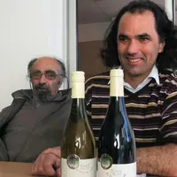 Vincent Pugibet
et son père François , commercialisent un vin de France blanc et un rouge issus de vignes résistantes. 
Ils ont séduit plusieurs 
c