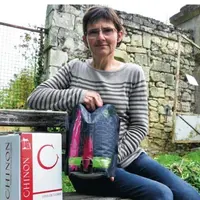 Ghislaine Champigny, 
viticultrice dans le Chinonais 
propose son 
rosé en poche 
autoportante 
à la clientèle 
des marchés et 
des foires loca