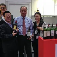 Lors de la
Hong Kong International Wine &Spirits Fair, en novembre dernier, « Châteaux en Chine » a disposé d’un stand. Ici, Claude Gaudin, Dominique