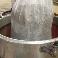 Les effets apportés par les copeaux de bois frais utilisés en vinification ne s’estompent pas dans le temps à condition que le vin soit conservé corre