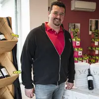 Régis Falxa, du château Lalande-Labatut dans sa boutique de Salleboeuf, en Gironde.