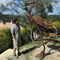 Ce héron de trois mètres de haut est fait de socs, pioches et autres outils agricoles.
