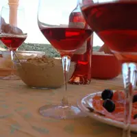 TOUTE UNE GAMME DE COULEUR allant des plus pâles aux plus intenses peut-être obtenue en faisant varier la température de
macération et sa durée, selo